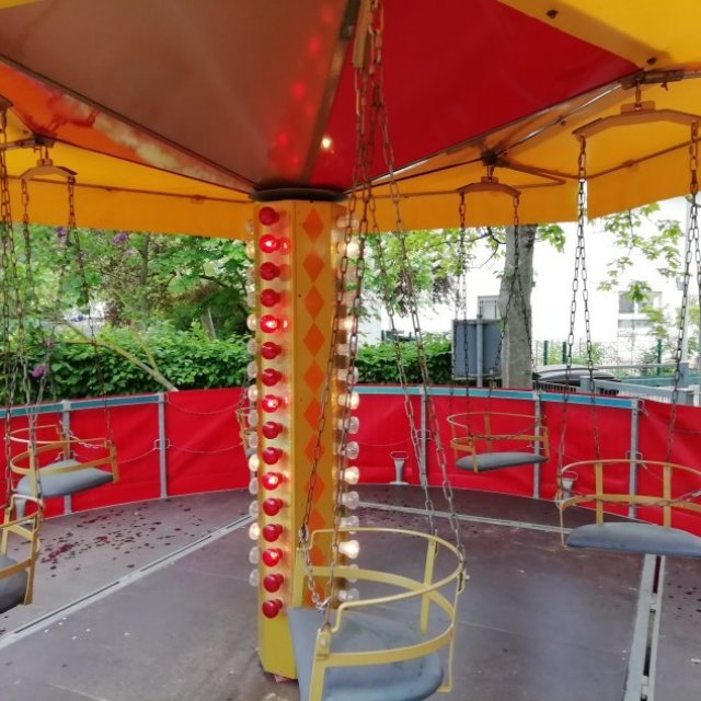 Kinder-Kettenkarussell auf Podium