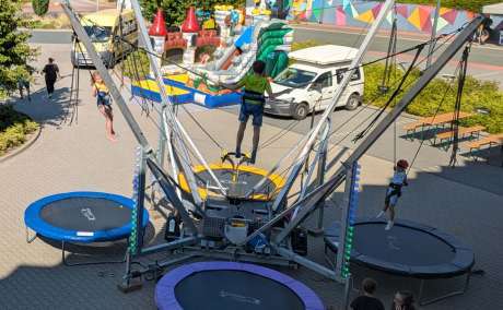 4er Bungee-Trampolin mit Betreuungspersonal
